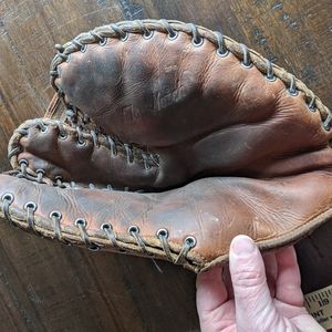 Vintage Baseball Mitt Glove. Box Q